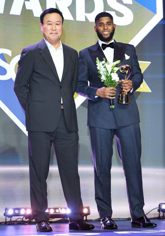 삼성 디아즈(오른쪽)가 24일 롯데호텔월드에서 열린 올 시즌 KBO리그 시상식에서 1루수 부문 수비상을 수상한 뒤 장종훈 KBO 총재 특보와 기념촬영을 하고 있다. 뉴시스