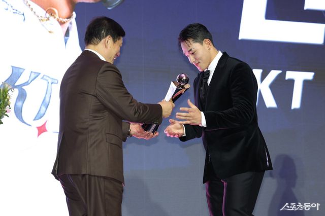 KT 안현민(오른쪽)이 24일 서울 롯데호텔월드 크리스탈볼룸에서 열린 ‘2025 신한 SOL 뱅크 KBO 시상식’에서 허구연 KBO 총재에게 신인상 트로피를 받고 있다. 사진제공｜KBO