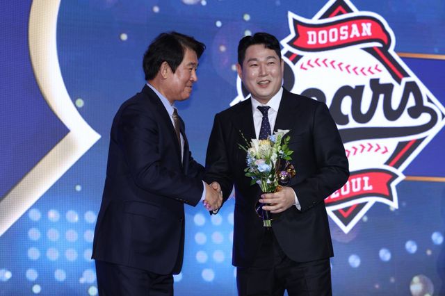 두산 양의지(사진, 오른쪽)는 지난해 부상과 부진을 털어내고 올해 타격왕에 올랐다. 그는 자신에게 아낌없는 조언을 한 최형우와 강민호에게 고마운 마음을 전했다. 사진제공｜두산 베어스