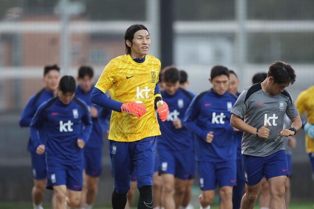 축구국가대표팀 골키퍼 김승규(앞)는 지난해 1월 입은 오른쪽 십자인대 부상을 털어내고 4번째 월드컵 출전과 센추리클럽 가입을 향한 도전을 이어간다. 대표팀 동료 이재성과 소속팀 동료 나가토모의 존재는 그에게 큰 힘이다. 사진제공│대한축구협회