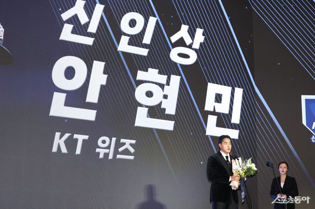 KT 안현민이 24일 서울 롯데호텔월드 크리스탈볼룸에서 열린 ‘2025 신한 SOL 뱅크 KBO 시상식’에서 신인상을 수상한 뒤 소감을 밝히고 있다. 사진제공｜KBO