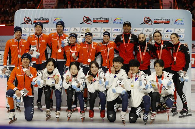 대한민국 쇼트트랙 대표팀 김길리, 최민정, 노도희, 임종언, 이정민, 신동민(왼쪽 아래 2번째부터)이 24일(한국시간) 폴란드 그단스크에서 열린 월드 투어 3차 대회 혼성 2000m 계주 금메달을 목에 걸고 활짝 웃고 있다. 그단스크(폴란드)ㅣ신화뉴시스