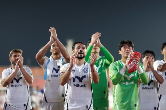 대구 공격수 세징야(가운데)는 허리부상은 완쾌했지만 왼쪽 무릎 통증이 이어져 주중 재검진을 앞뒀다. 대구는 30일 안방에서 열릴 안양전에서 승리한 뒤 제주가 울산에 져야 다이렉트 강등을 면할 수 있다. 세징야의 복귀가 절실하다. 사진제공│한국프로축구연맹