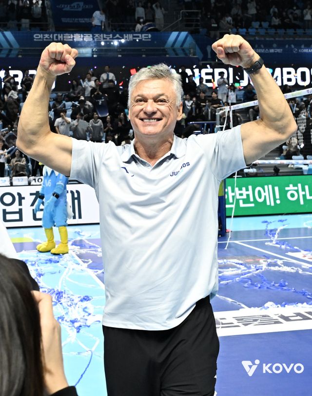 헤난 달 조토 대한항공 감독은 25일 인천계양체육관에서 열린 KB손해보험과&nbsp;홈경기서 세트 스코어 3-0 완승을 거둔 뒤 “오늘은 기록이 중요한 날이 아니었다. 이기고자 하는 마음과 의지가&nbsp;중요했다.&nbsp;선수들이 그걸 보여줬다”고 말했다. 사진제공｜KOVO