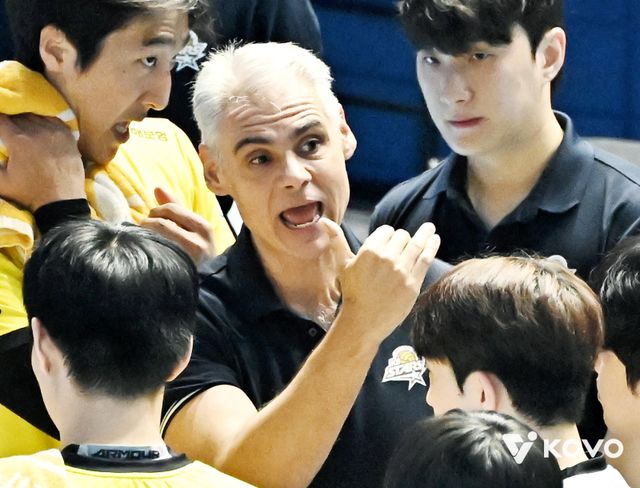 레오나르도 카르발류 KB손해보험 감독이 25일 대한항공과 원정경기서 0-3으로 완패한 뒤 “대한항공의 전력이 앞섰다. 해결책을 찾아야 한다”고 말했다. 사진제공｜KOVO