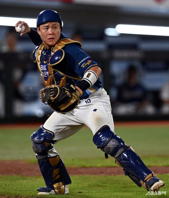 박세혁이 트레이드를 통해 NC에서 삼성 유니폼으로 갈아입게 됐다. 박세혁은 ‘스포츠동아’와 통화에서 “내가 가서 해야 할 부분이 많다고 생각한다. 재미있게 야구하겠다”고 각오를 전했다. NC 시절 박세혁. 스포츠동아 DB