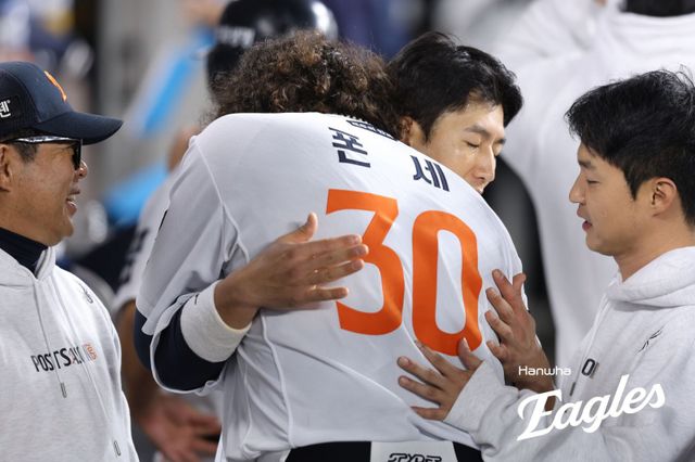 한화 최재훈(왼쪽 세 번째)은 올해 야구 국가대표팀 차출과 투수 코디 폰세(왼쪽 두 번째)의 리그 MVP 수상을 합작하며 잊지 못할 시즌을 보냈다. 사진제공｜한화 이글스