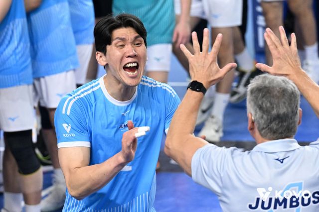 대한항공 헤난 달 조토 감독은 25일 KB손해보험과 홈경기서 김규민(왼쪽)의 투입을 예고했다. 직전 OK저축은행전서 허리 통증으로 결장한 김규민은 이날 경기에 팀과 동행했다. 사진제공｜KOVO