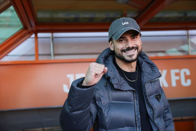 대구 공격수&nbsp;세징야는 왼쪽 무릎이 낫지 않아 주중 재검진을 앞뒀다. 대구는&nbsp;30일 안방에서 열릴 안양전에서 승리한 뒤 제주가 울산에 져야 다이렉트 강등을 면할 수 있어 그의 복귀가 절실하다. 사진은 23일 제주 원정에 동행한 모습. 사진제공│한국프로축구연맹