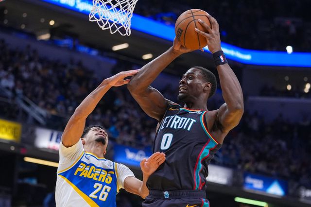 디트로이트 제일런 듀렌(오른쪽)이 25일(한국시간) 게인브릿지 필드하우스에서 열린 NBA 2025~2026시즌 정규리그 인디애나 페이서스전서 리바운드를 잡아내고 있다. 인디애나폴리스(미 인디애나주)｜AP뉴시스