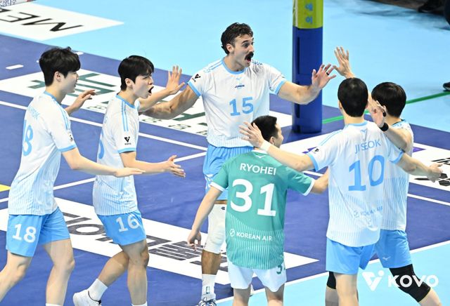 대한항공 선수들이 25일 인천계양체육관에서 열린 KB손해보험과 홈경기 도중 득점한 뒤 한데 모여 기뻐하고 있다. 사진제공｜KOVO