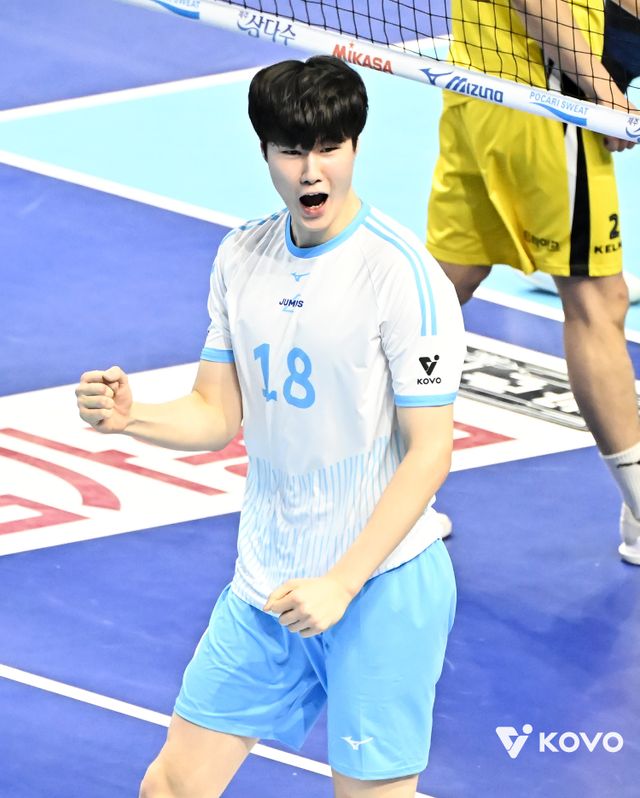 대한항공 최준혁이 25일 인천계양체육관에서 열린 KB손해보험과 홈경기 도중 득점한 뒤 기뻐하고 있다. 사진제공｜KOVO