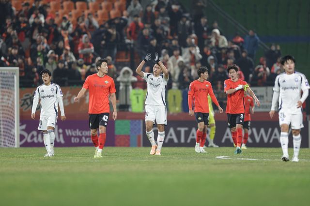 마치다 오세훈(가운데)이 25일 춘천송암스포츠타운서 열린 강원과 ACLE 리그 스테이지 원정경기에서 전반 막판 팀 3번째 골을 성공시킨 뒤 기뻐하고 있다. 사진제공｜한국프로축구연맹
