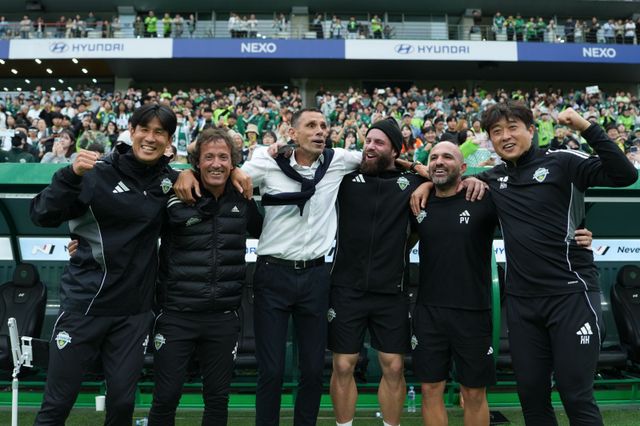 전북이 인종차별적 행위를 이유로 타노스 수석코치(왼쪽 두 번째)가 한국프로축구연맹으로부터 중징계를 받은 것에 대한 재심 청구에 나서기로 했다. 우승을 확정짓는 순간 전북 코칭스태프가 기쁨을 나누고 있다. 사진제공｜전북 현대
