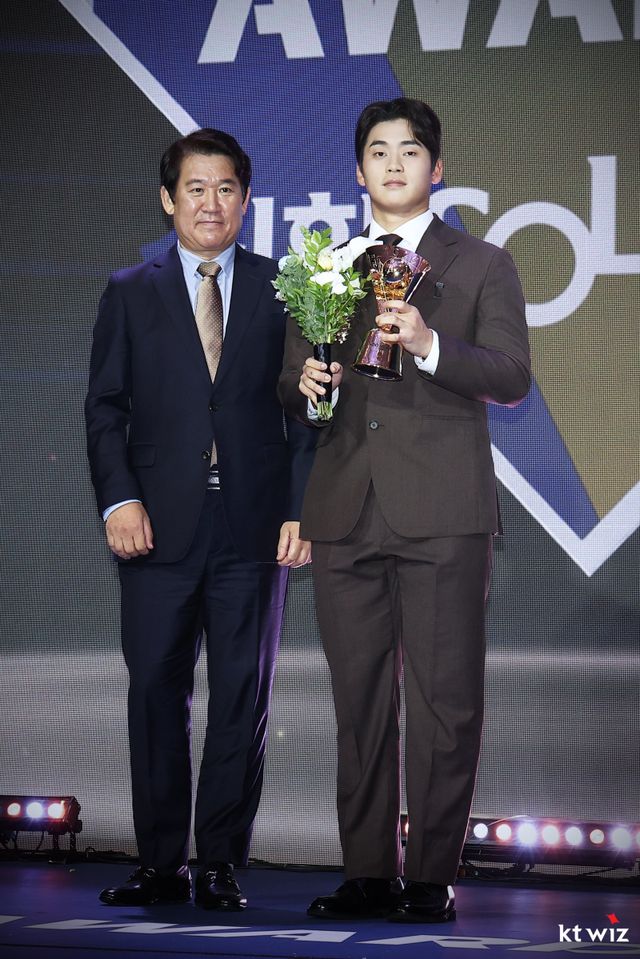 KT 박영현(오른쪽)이 24일 서울 롯데호텔월드 크리스탈볼룸에서 열린 ‘2025 신한 SOL 뱅크 KBO 시상식’에서 세이브상을 수상한 뒤 조계현 KBO 전력강화위원장과 기념사진을 촬영하고 있다. 사진제공｜KT 위즈