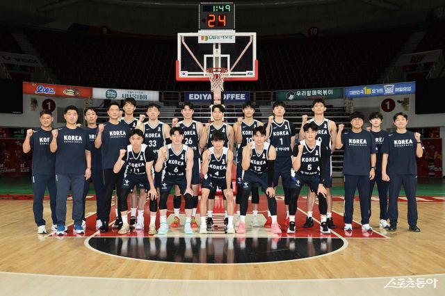 남자농구대표팀 선수단이 25일 안양정관장아레나에서 열린 연습경기 시작에 앞서 기념촬영하고 있다. 사진제공｜점프볼