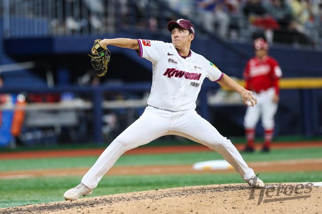 키움 좌투수 윤석원이 팔꿈치 부상으로 상무 입대를 철회했다. 윤석원은 “상무 입대가 무산돼 아쉽지만, 팔꿈치 회복이 최우선이다. 치료와 재활에 집중해 건강한 모습으로 돌아오겠다”고 약속했다. 사진제공｜키움 히어로즈