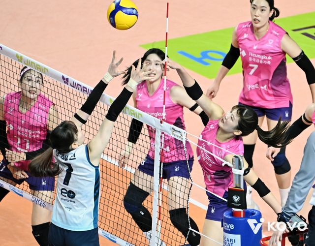 흥국생명 김다은(오른쪽 앞)이 20일 GS칼텍스와 V리그 여자부 홈경기서 스파이크 공격을 하고 있다. 사진제공｜KOVO