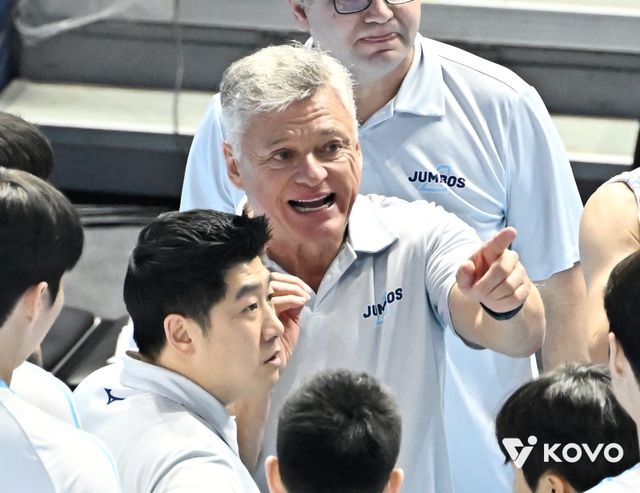 헤난 달 조토 대한항공 감독은 25일 인천계양체육관에서 열린 KB손해보험과&nbsp;홈경기서 세트 스코어 3-0 완승을 거둔 뒤 “오늘은 기록이 중요한 날이 아니었다. 이기고자 하는 마음과 의지가&nbsp;중요했다.&nbsp;선수들이 그걸 보여줬다”고 말했다. 사진제공｜KOVO