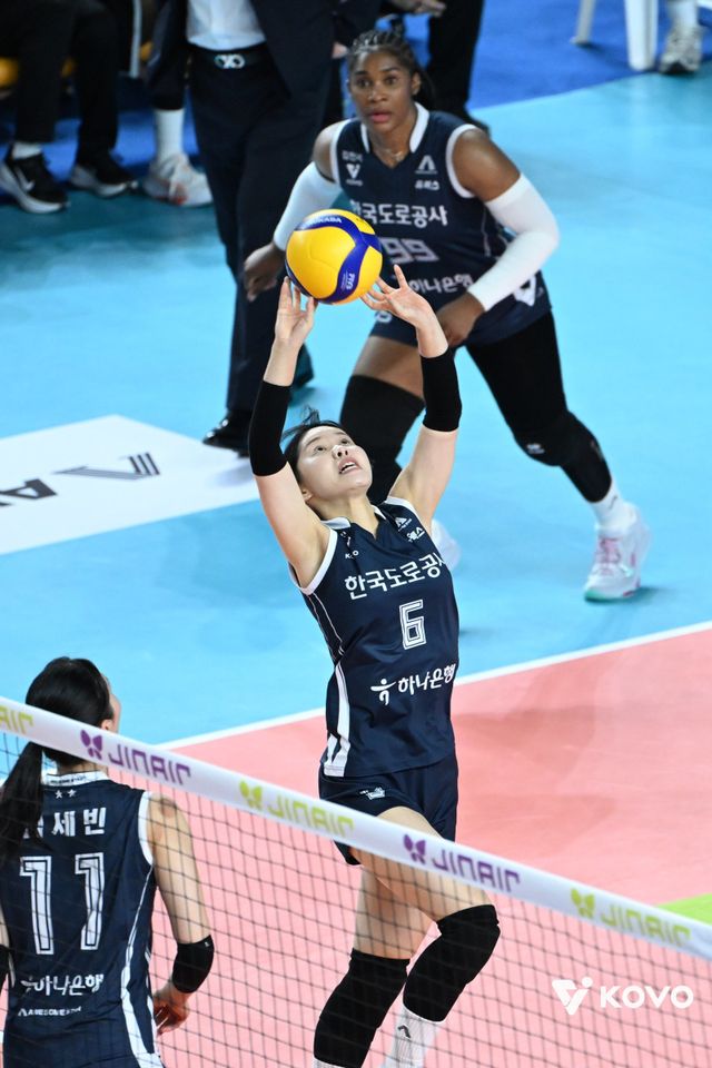 도로공사 세터 이윤정(가운데)은 2025~2026 V리그 여자부에서 팀의 선두 질주에 앞장서고 있다. 비시즌 내내 ‘이길 수 있는 방법’을 연구한 보람이 있다. 지난 2시즌동안 접어뒀던 우승 세터의 꿈도 다시 키워가고 있다. 사진제공│KOVO