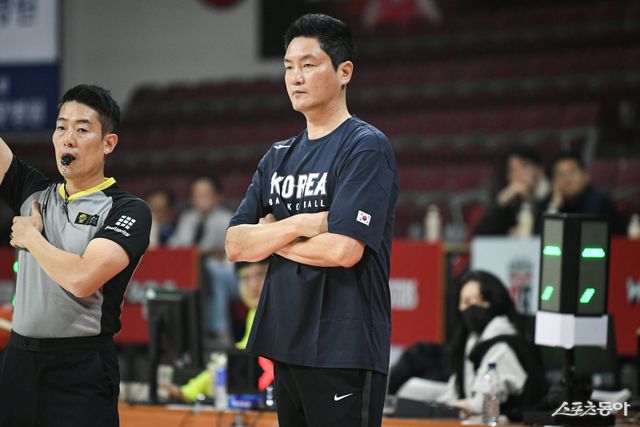 전희철 남자농구대표팀 감독(오른쪽)이 25일 안양서 열린 안양 정관장과 연습경기를 지켜보고 있다. 사진제공｜점프볼