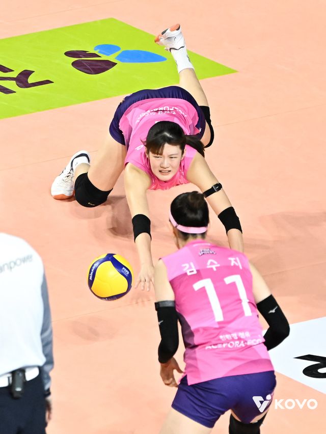흥국생명 김다은(뒤)이 20일 GS칼텍스와 V리그 여자부 홈경기에서 몸을 날리며 수비를 하고 있다. 사진제공｜KOVO
