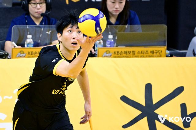 KB손해보험 카르발류 감독은 25일 대한항공과 원정경기서 황택의의 출전을 예고했다. 직전 우리카드전서 경미한 발목 부상을 당한 황택의는 이날 대한항공전서 팀 동료들과 워밍업을 소화했다. 사진제공｜KOVO