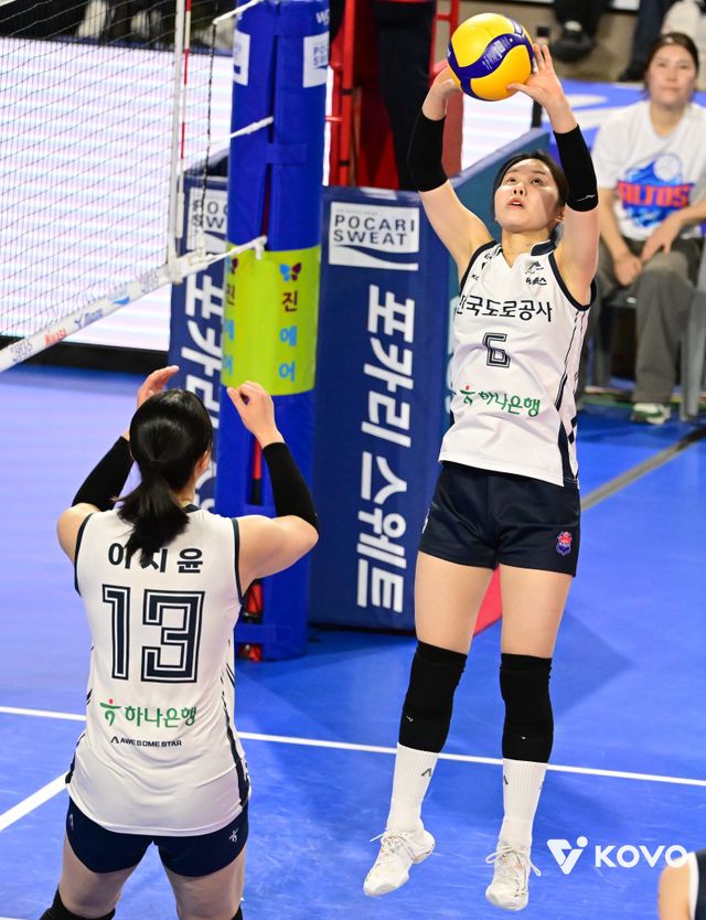 도로공사 세터 이윤정(뒤)은 2025~2026 V리그 여자부에서 팀의 선두 질주에 앞장서고 있다. 비시즌 내내 ‘이길 수 있는 방법’을 연구한 보람이 있다. 지난 2시즌동안 접어뒀던 우승 세터의 꿈도 다시 키워가고 있다. 사진제공│KOVO