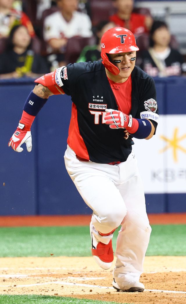 FA 시장에 나온 최형우를 놓고 영입경쟁이 붙은 것 자체가 그의 가치를 설명한다. KIA, 삼성 사이에서 그의 행선지는 초미의 관심사다. KIA 시절 최형우. 뉴시스