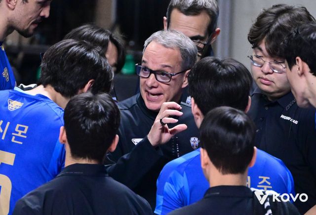 마우리시오 파에스 우리카드 감독이 26일 장충체육관에서 열린 현대캐피탈과 V리그 남자부 홈경기 도중 작전타임을 갖고 있다. 사진제공｜KOVO