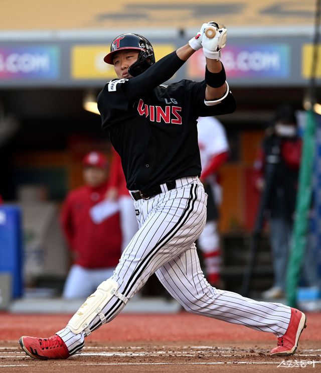 이재원(사진)은 다음달 상무 전역을 앞두고 있다. 다음 시즌 곧바로 김현수가 빠진 라인업의 한자리를 채워야 한다. 스포츠동아DB