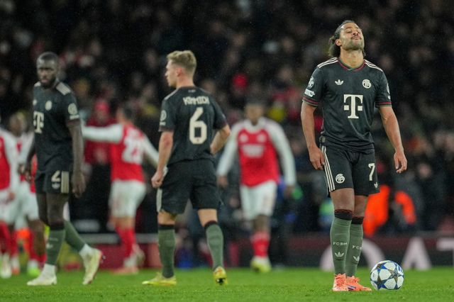 바이에른 뮌헨 선수들이 27일(한국시간) 영국 에미레이츠 스타디움에서 열린 아스널과 2025~2026시즌 UCL 리그 페이즈 5차전 원정경기에서 1-3으로 패한 뒤 아쉬워하고 있다. 런던(영국)│AP뉴시스