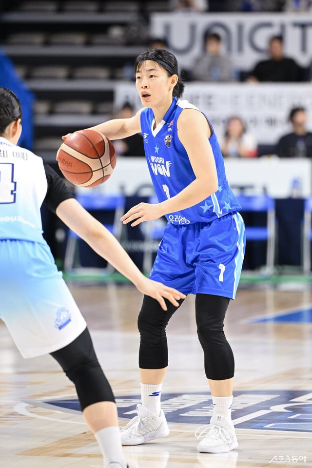 우리은행 강계리는 확실한 볼 핸들러가 마땅치 않은 팀의 약점을 해결할 수 있는 자원으로 꼽힌다. 위성우 감독도 그를 향한 기대를 숨기지 않았다. 사진제공｜WKBL