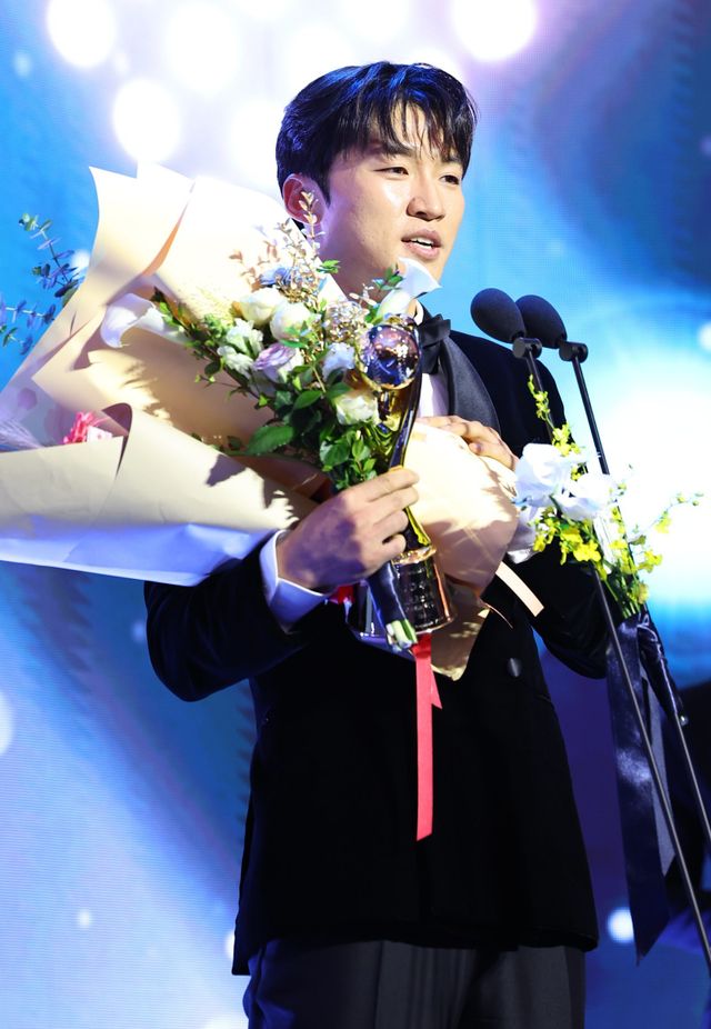 24일 롯데호텔월드에서 열린 KBO 시상식에서 도루왕, 수비상을 수상한 LG 박해민은 “내 장점을 잃으면 끝이라는 생각으로 버텼다”고 지금까지 스피드를 유지하는 비결을 전했다. 뉴시스