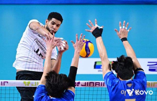 현대캐피탈 레오(왼쪽)가 26일 장충체육관서 열린 V리그 남자부 원정경기서 우리카드 블로커들을 피해 스파이크 공격을 하고 있다. 사진제공 ｜KOVO