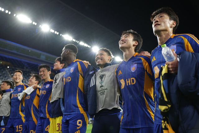 울산은 26일 오후 7시 부리람과 ACLE 동아시아권역 리그 스테이지 5차전 홈경기에 대거 로테이션을 가동한다. 사진은 지난달 21일 산프레체 히로시마(일본)와 3차전 홈경기서 1-0 승리를 거둔 뒤 기뻐하는 울산 선수들. 사진제공｜한국프로축구연맹