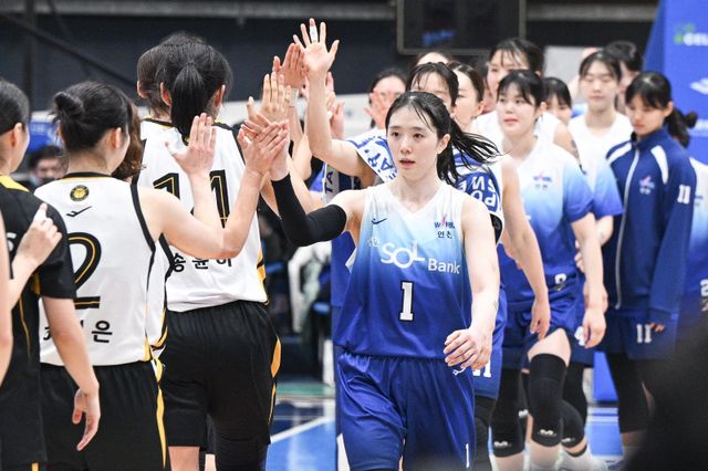 신한은행은 26일 인천도원체육관서 열린 KB스타즈와 홈경기서 강이슬에게 버저비터 위닝샷을 맞아 61-62로 패했다. 사진제공｜WKBL