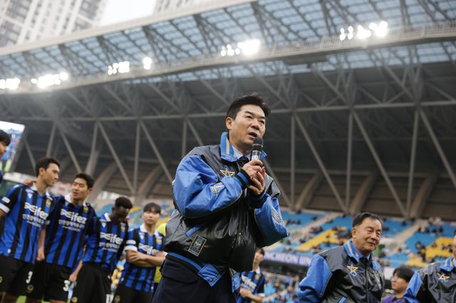 인천 윤정환 감독이 23일 K리그2 최종 홈경기 충북청주전이 끝난 뒤 관중에게 인사하고 있다. 사진제공｜한국프로축구연맹