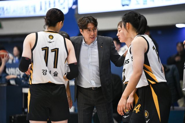 KB스타즈는 26일 인천도원체육관서 열린 신한은행과 원정경기서 강이슬의 버저비터 위닝샷을 앞세워 62-61로 승리했다. 사진제공｜WKBL