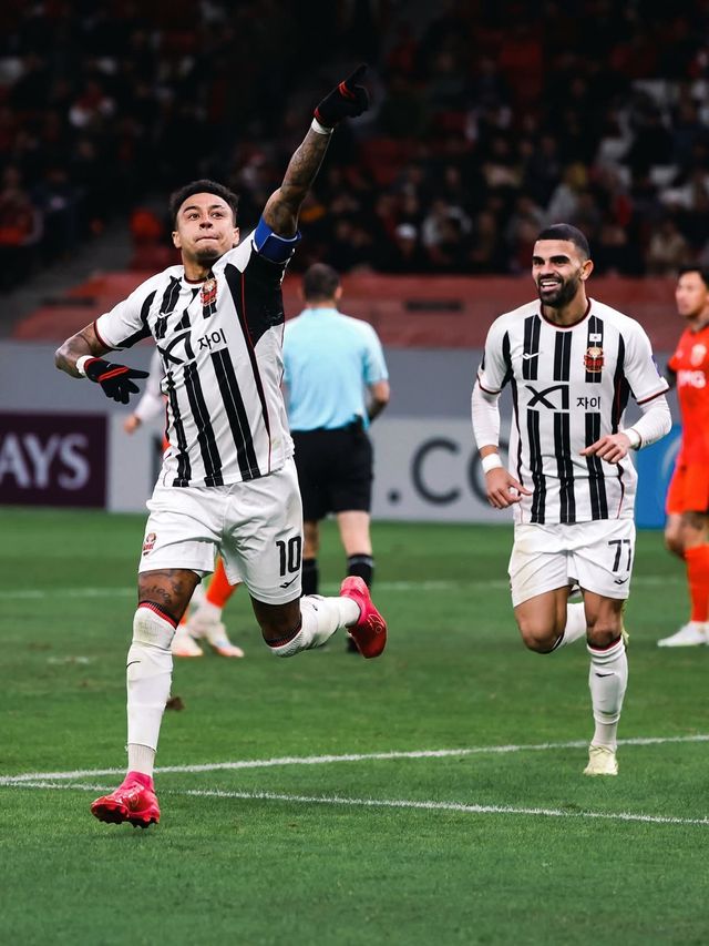 서울 주장 린가드(왼쪽)가 25일 상하이 푸동 스타디움서 열린 상하이 하이강과 ACLE 리그 스테이지 원정경기에서 득점한 뒤 원정팬들을 향해 감사를 전하고 있다. 사진제공｜FC서울