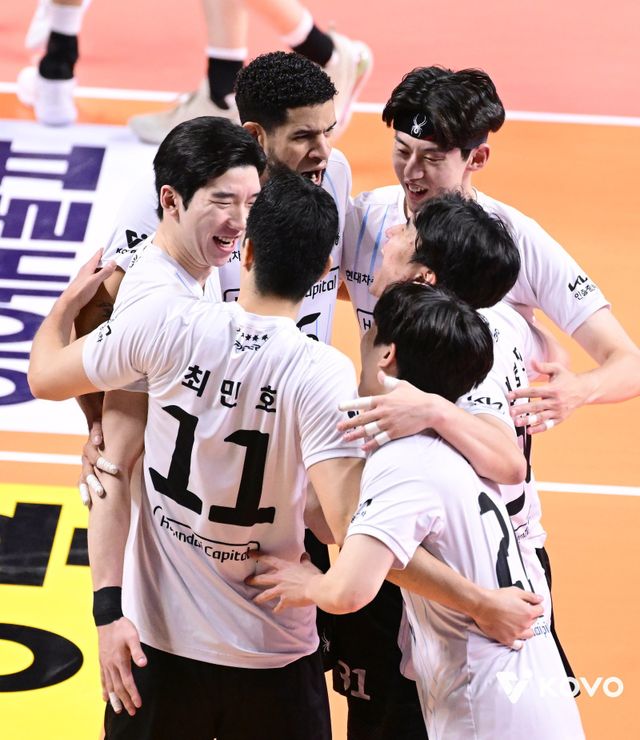 현대캐피탈 선수들이 26일 장충체육관서 열린 우리카드와 V리그 남자부 원정경기서 팀 득점에 기뻐하고 있다. 사진제공｜KOVO