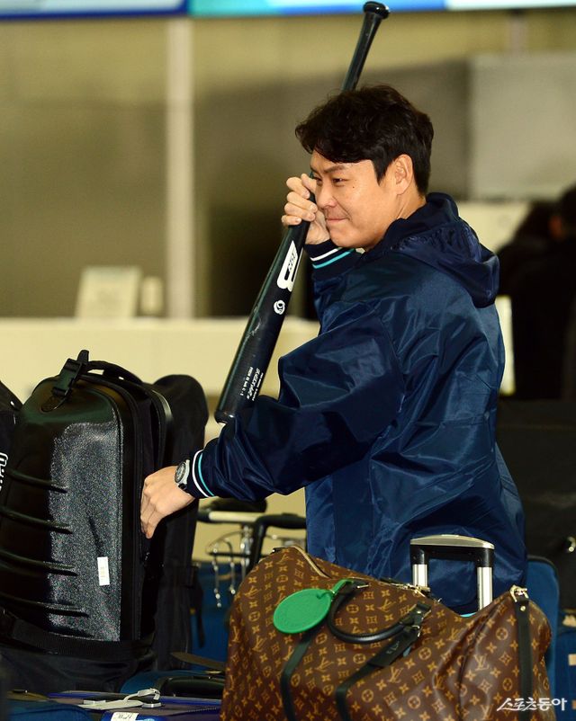 삼성은 24일 트레이드로 포수 박세혁을 영입했지만, 이는 FA 시장에 나온&nbsp;강민호의 거취와는 별개다. 이종열 삼성 단장은 “강민호는 같이 가야 할 선수”라고 강조했다. NC 시절 박세혁. 스포츠동아 DB