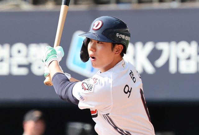 두산의 비시즌 과제는&nbsp;4년 80억 원에 두산과 FA 계약을 맺은 유격수&nbsp;박찬호와 키스톤 호흡을 맞출 2루수를 결정하는 것이다. 오명진, 박준순 등 여러 후보군이 주목받고 있다. 지난 시즌 두산 2루수 중 최다이닝을 소화한 오명진. 뉴시스