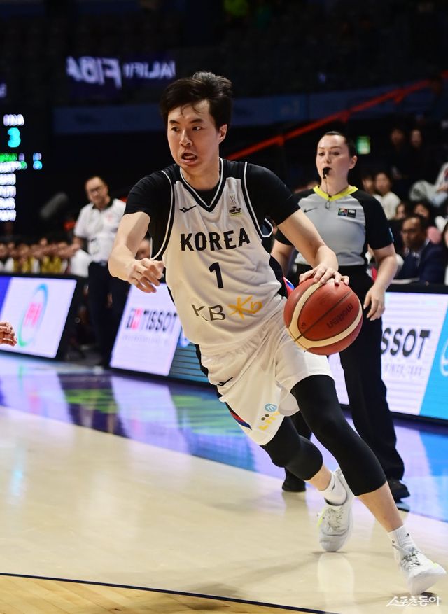 남자농구대표팀은 농구월드컵 아시아 예선전을 위해 26일 중국 베이징으로 출국했다. 대표팀 에이스 이현중이 홈&어웨이로 펼쳐질 중국과 2연전서 올해 8월 아시아컵 8강전 패배를 설욕할지 주목된다. 스포츠동아DB