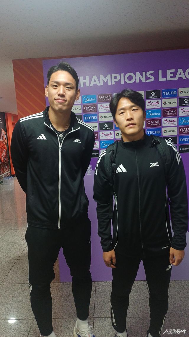 마치다의 한국인 콤비 오세훈(왼쪽)과 나상호가 25일 춘천송암스포츠타운서 열린 강원과 ACLE 리그 스테이지 원정경기를 마친 뒤 믹스트존에서 인터뷰하고 있다. 춘천｜남장현 기자