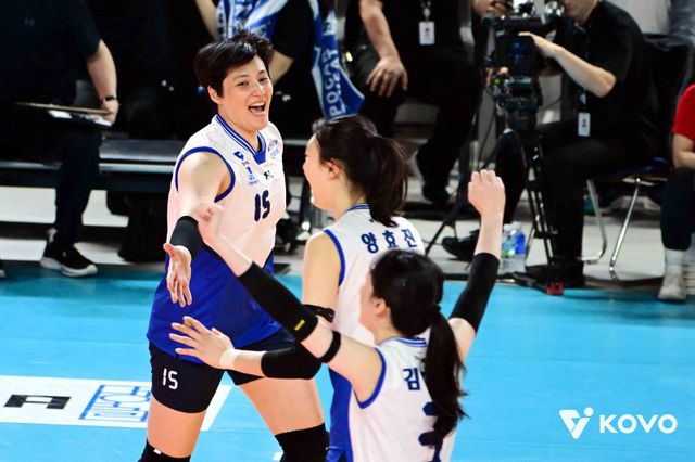 현대건설 김희진(왼쪽)과 양효진(가운데)이 25일 대전충무체육관서 열린 정관장과 V리그 여자부 원정경기에서 팀 득점에 기뻐하고 있다. 사진제공｜KOVO