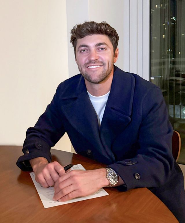 외국인 투수 제임스 네일이 26일 KIA와 최대 200만 달러 규모의 재계약을 체결하고 포즈를 취하고 있다. 사진제공｜KIA 타이거즈