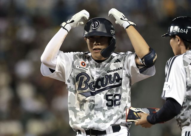 두산의 비시즌 과제는&nbsp;4년 80억 원에 두산과 FA 계약을 맺은 유격수&nbsp;박찬호와 키스톤 호흡을 맞출 2루수를 결정하는 것이다. 오명진, 박준순 등 여러 후보군이 주목받고 있다. 두산 박준순. 뉴시스