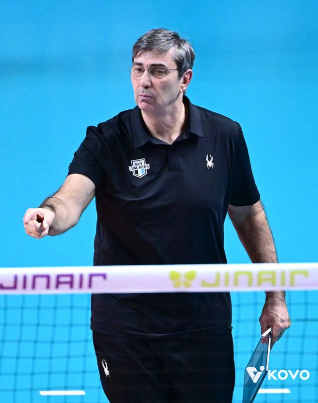 현대캐피탈 필립 블랑 감독이 26일 장충체육관에서 열린 우리카드와 V리그 남자부 원정경기 도중 선수들에게 작전 지시를 하고 있다. 사진제공｜KOVO