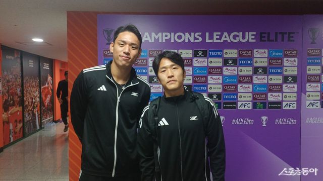 마치다의 한국인 콤비 오세훈(왼쪽)과 나상호가 25일 춘천송암스포츠타운서 열린 강원과 ACLE 리그 스테이지 원정경기를 마친 뒤 믹스트존에서 인터뷰하고 있다. 춘천｜남장현 기자